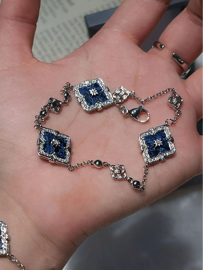 Silbernes Armband mit drei blauen Pietersit Elementen und Zirkonia im Vintage Stil