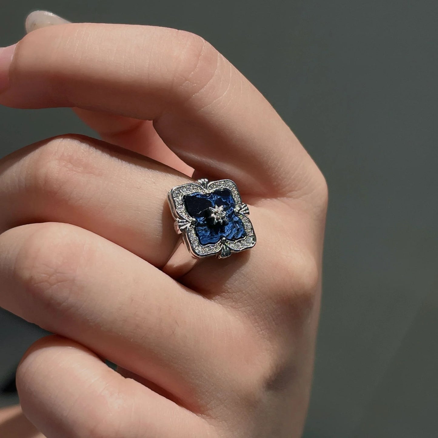 Verstellbarer silberner Ring mit blauem Stein und Zirkonia im Vintage Stil