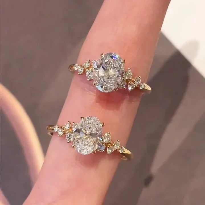 Goldener Ring mit großem funkelnden ovalen Zirkonia und seitlichen Steinen