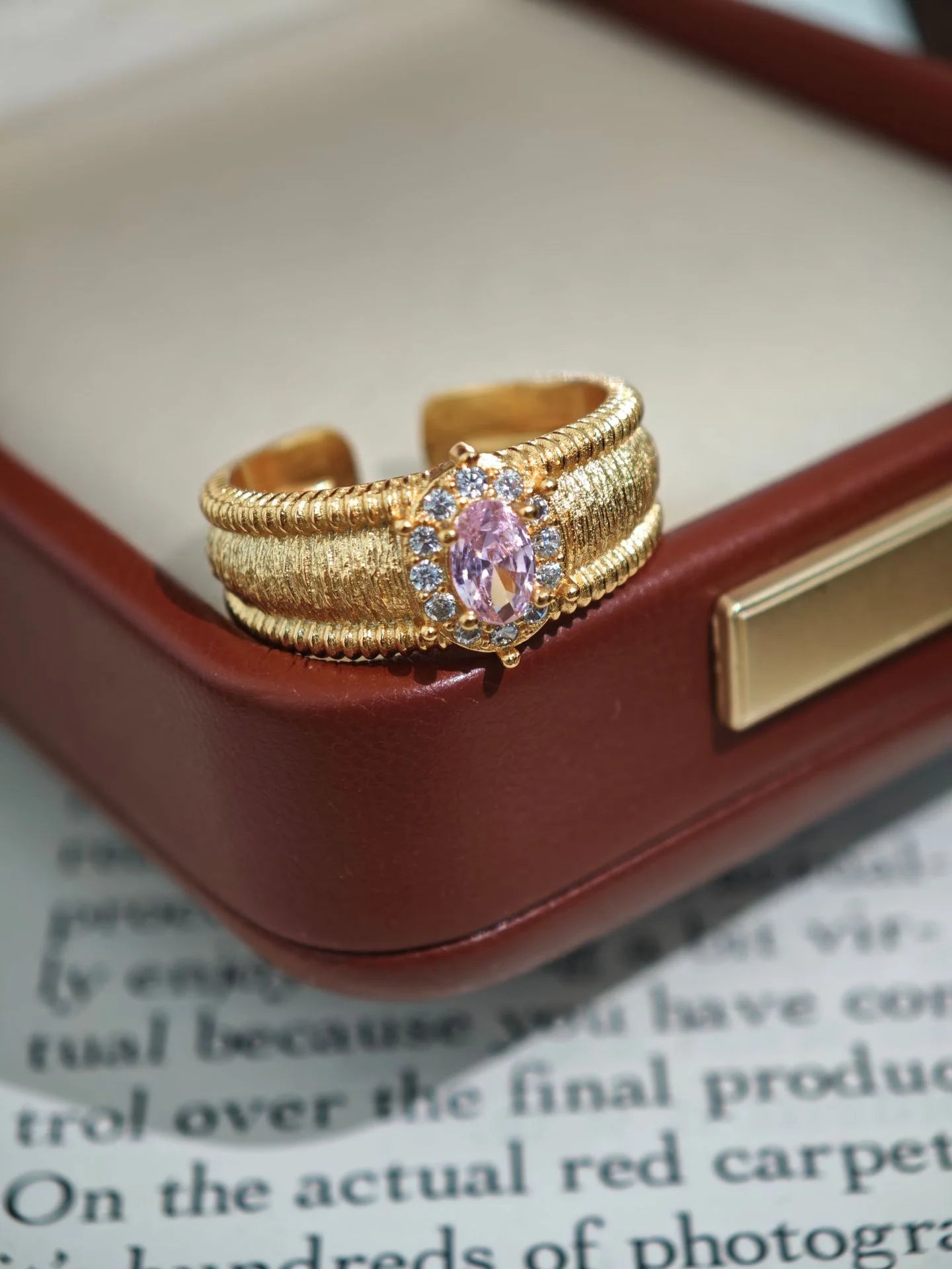 Verstellbarer goldener Ring mit großem ovalen rosa Zirkonia und Vintage Textur