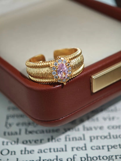 Verstellbarer goldener Ring mit großem ovalen rosa Zirkonia und Vintage Textur
