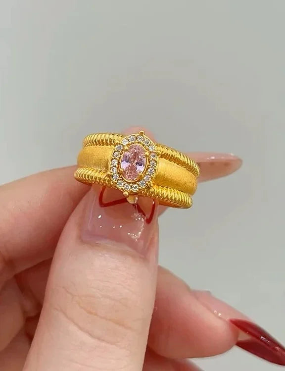 Verstellbarer goldener Ring mit großem ovalen rosa Zirkonia und Vintage Textur