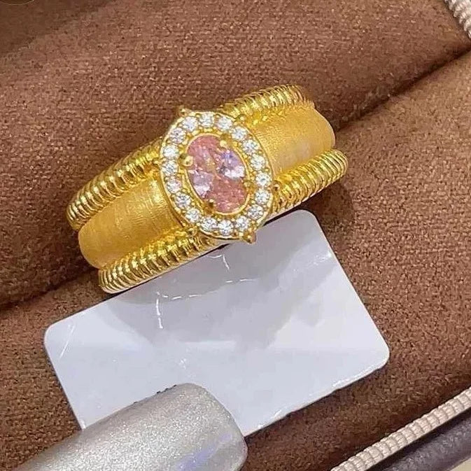 Verstellbarer goldener Ring mit großem ovalen rosa Zirkonia und Vintage Textur