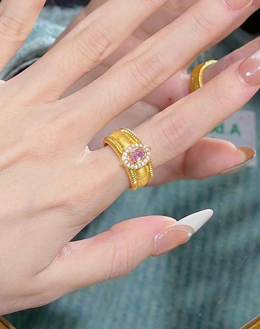 Verstellbarer goldener Ring mit großem ovalen rosa Zirkonia und Vintage Textur