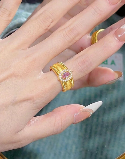 Verstellbarer goldener Ring mit großem ovalen rosa Zirkonia und Vintage Textur