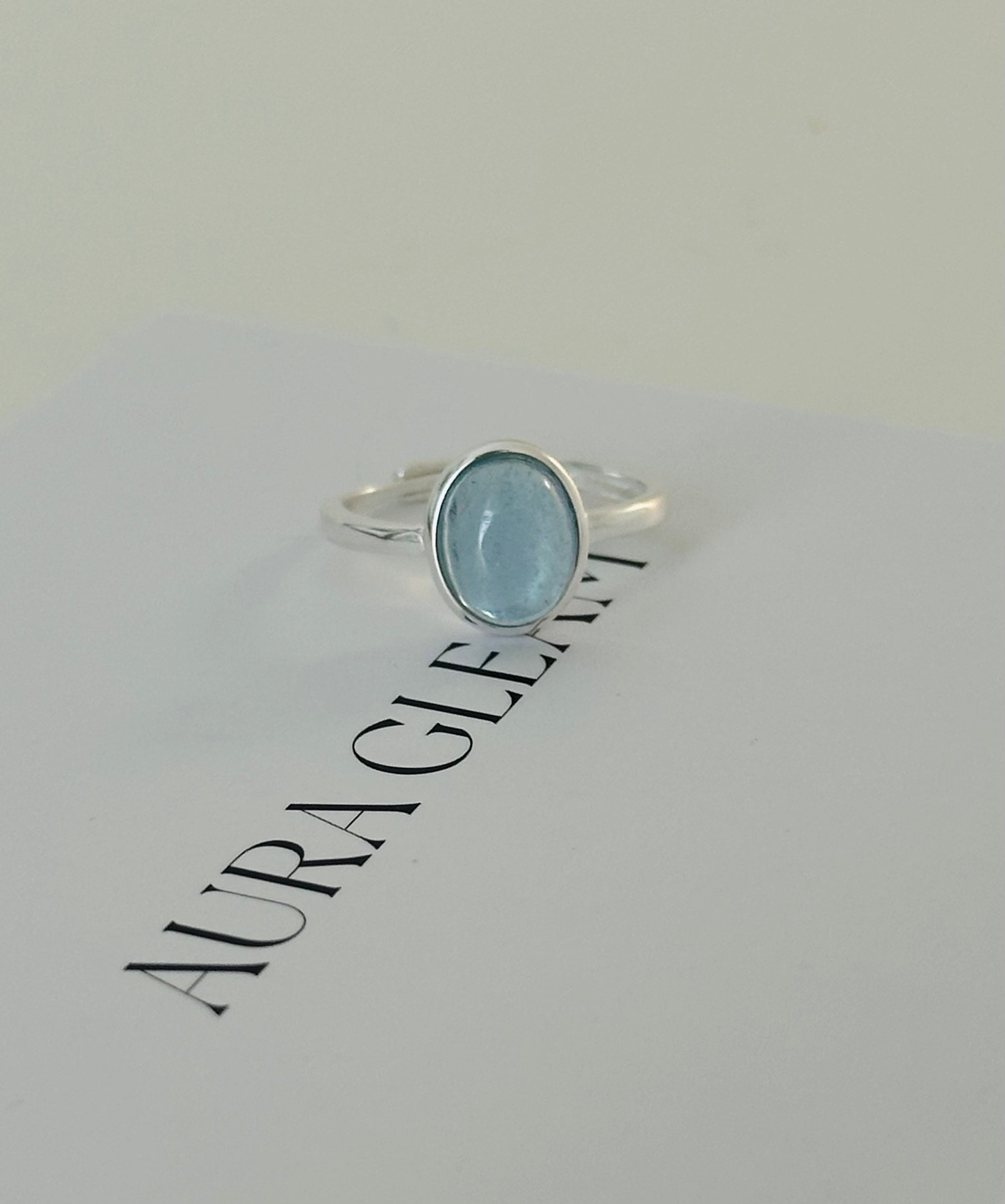 Verstellbarer Ring aus 925er Silber mit ovalem, natürlichem Aquamarin – schlichtes und elegantes Design mit beruhigendem Blauton