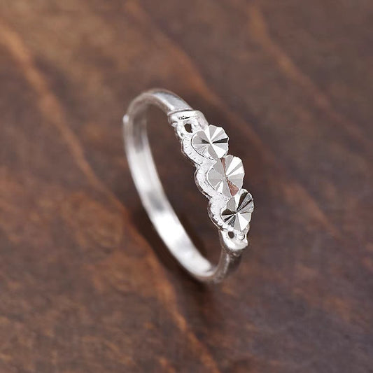 Verstellbarer Ring aus 990er Feinsilber mit diamantierter Gravur in Herzform – filigranes Funkeldesign für stilvolle Eleganz