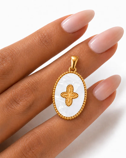 Ovaler, goldener Anhänger aus 18K vergoldetem Titanstahl mit weißem Inlay, goldenem Kreuz-Motiv und umlaufender Kugelbordüre für personalisierbare Armbänder und Ketten
