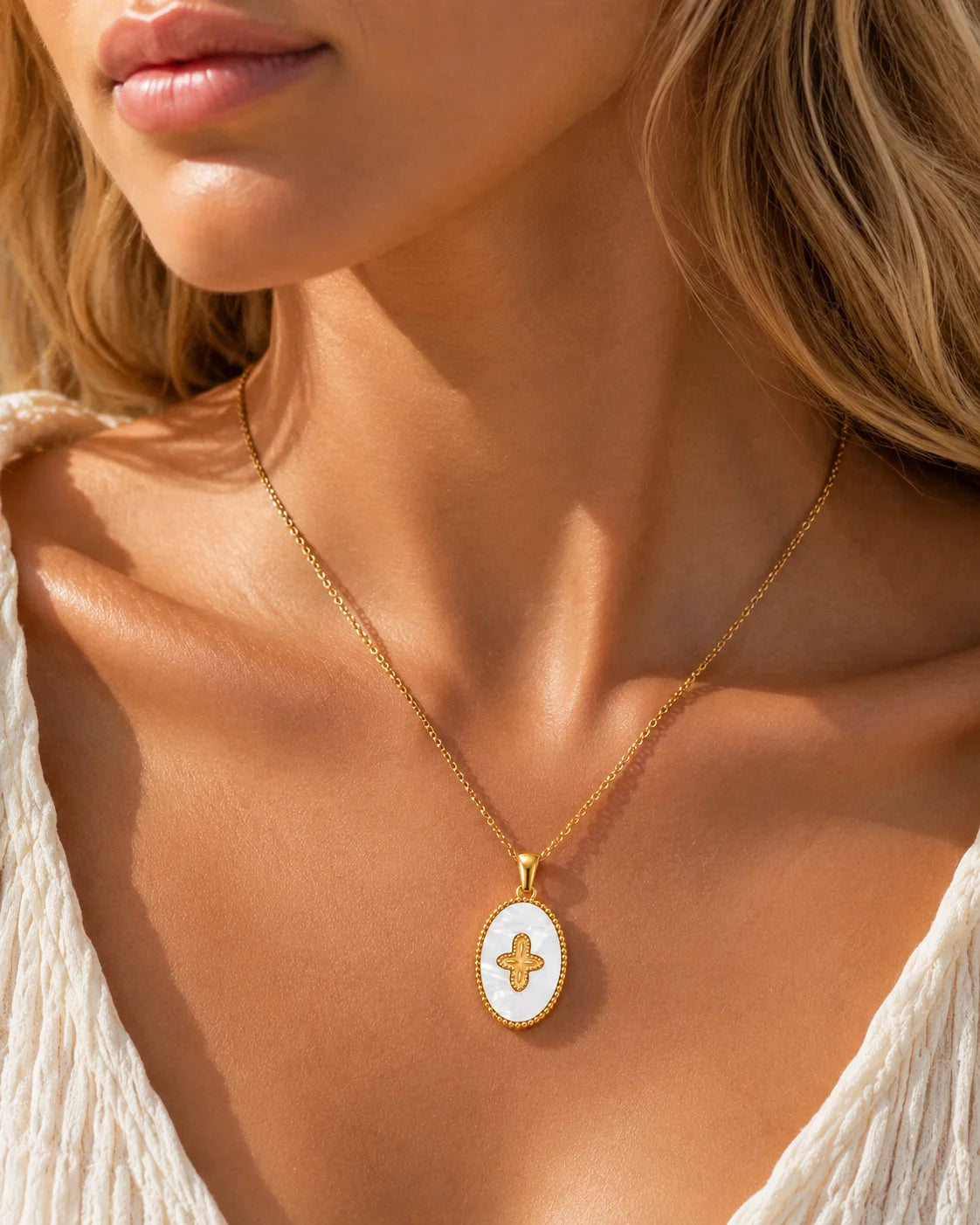 Ovaler, goldener Anhänger aus 18K vergoldetem Titanstahl mit weißem Inlay, goldenem Kreuz-Motiv und umlaufender Kugelbordüre für personalisierbare Armbänder und Ketten