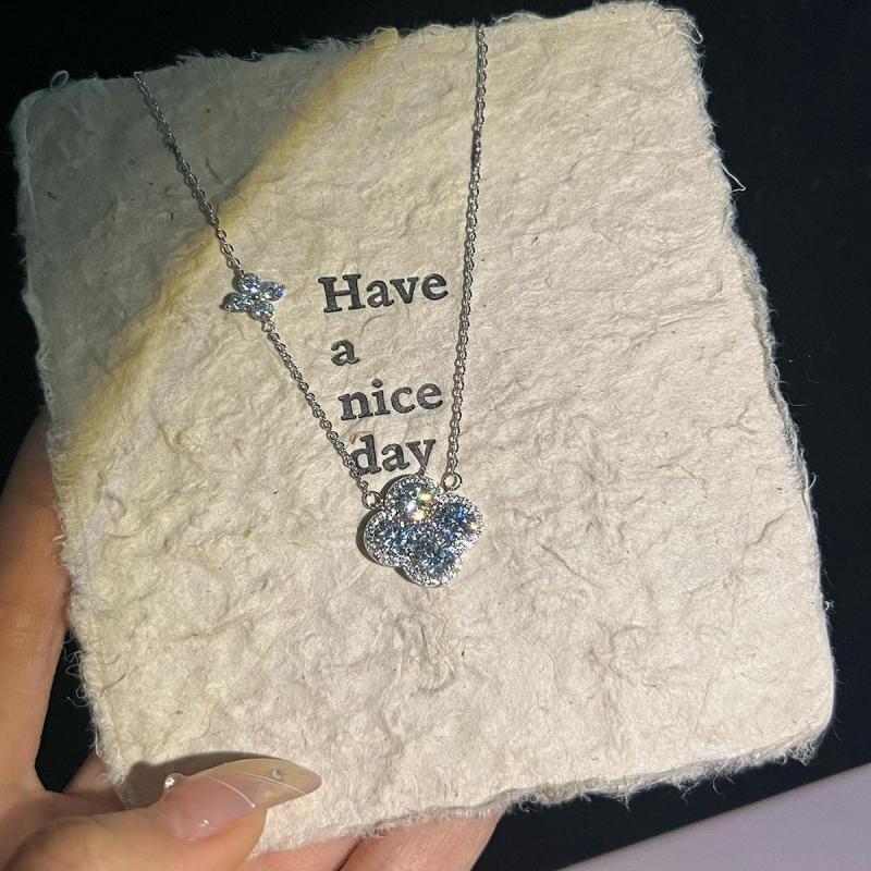 Elegante vierblättrige Halskette aus 925er Silber mit funkelnden Zirkonia – Glücksanhänger Schmuck für Damen, ideal als Geschenk
