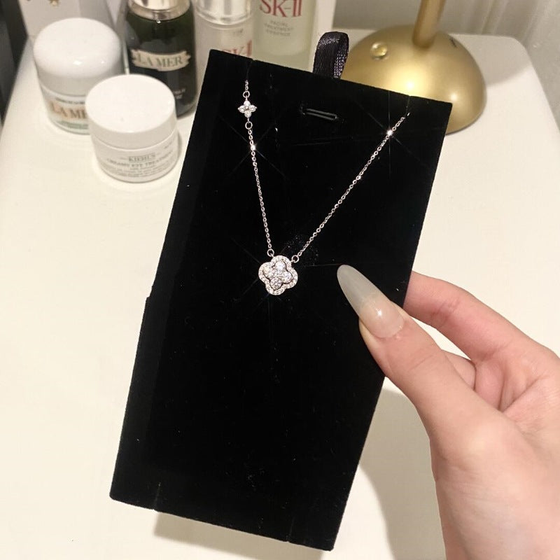 Elegante vierblättrige Halskette aus 925er Silber mit funkelnden Zirkonia – Glücksanhänger Schmuck für Damen, ideal als Geschenk