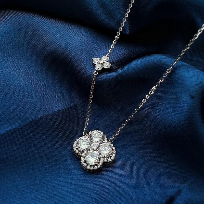 Elegante vierblättrige Halskette aus 925er Silber mit funkelnden Zirkonia – Glücksanhänger Schmuck für Damen, ideal als Geschenk
