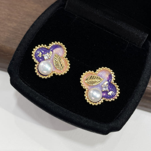 Künstlerische Vierblatt-Ohrstecker mit Süßwasserperle, farbiger Emaille im Ölmalerei-Stil und goldenen Blättermotiven – aus 925er Silber, verspielt und elegant