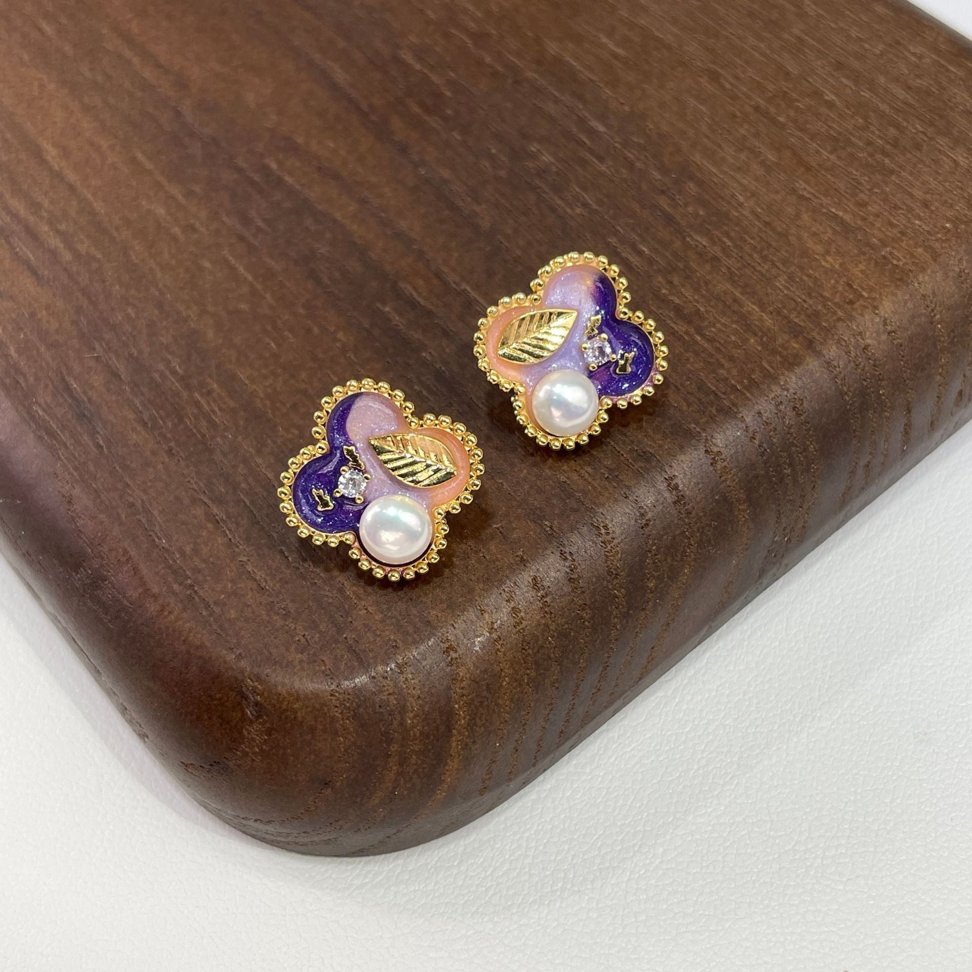 Künstlerische Vierblatt-Ohrstecker mit Süßwasserperle, farbiger Emaille im Ölmalerei-Stil und goldenen Blättermotiven – aus 925er Silber, verspielt und elegant