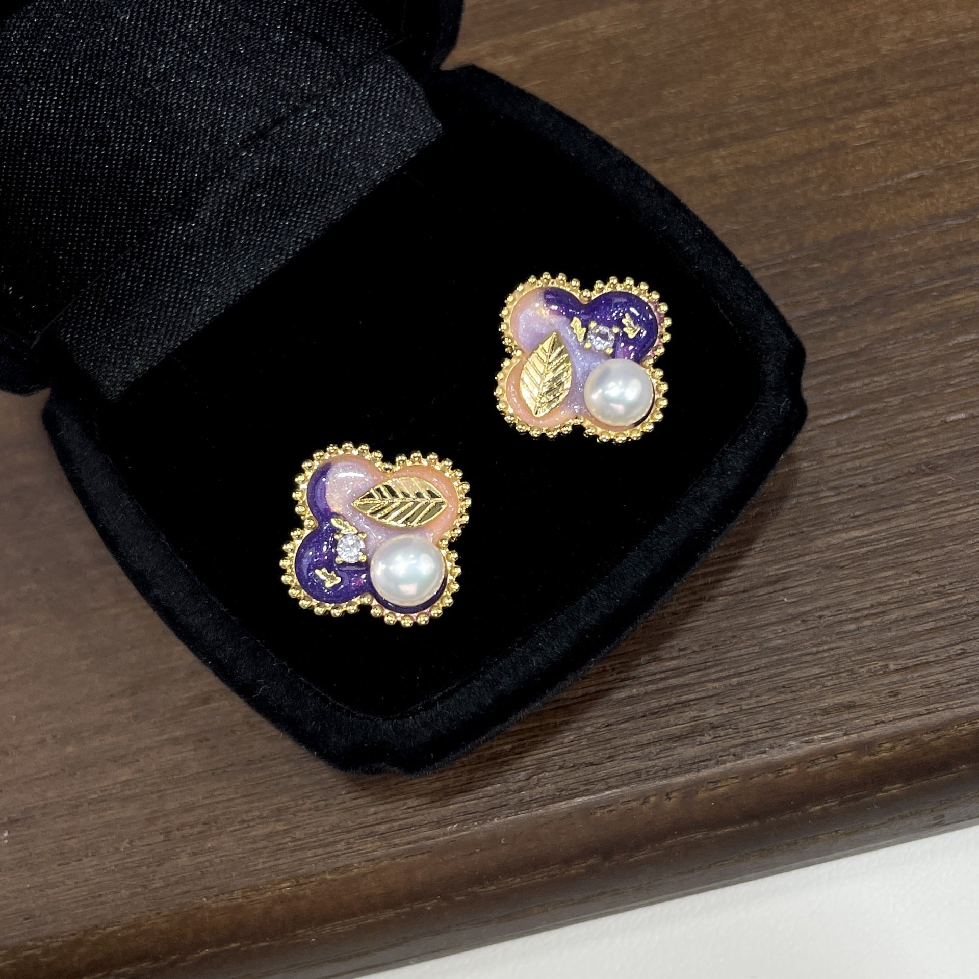 Künstlerische Vierblatt-Ohrstecker mit Süßwasserperle, farbiger Emaille im Ölmalerei-Stil und goldenen Blättermotiven – aus 925er Silber, verspielt und elegant