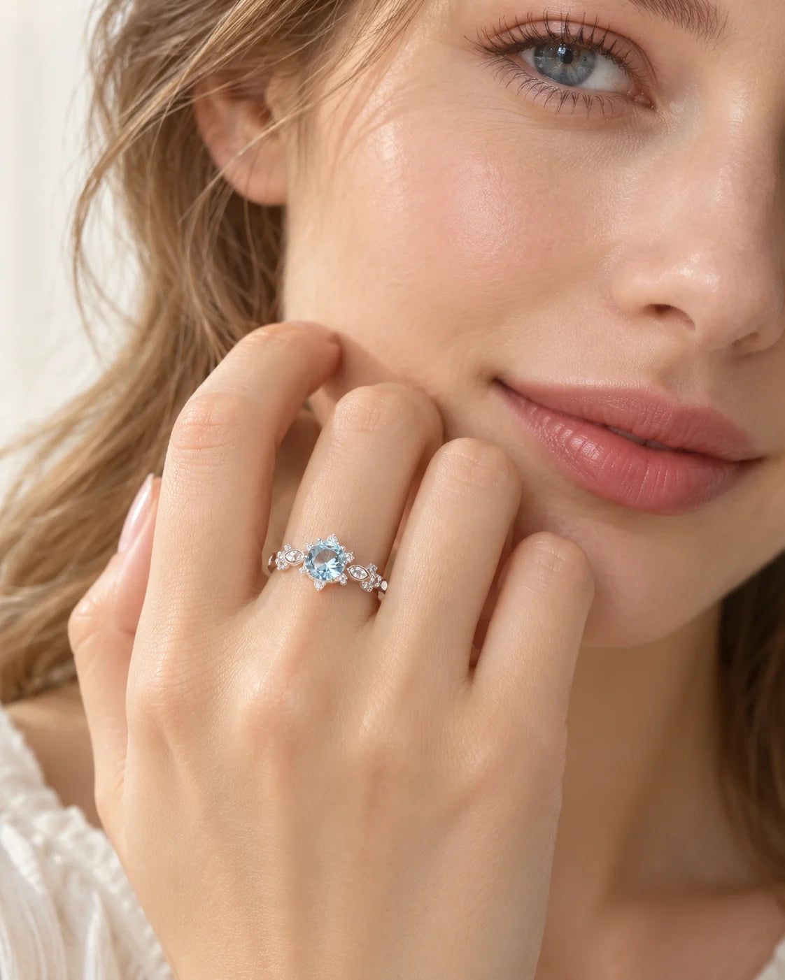 Verstellbarer Vintage Ring mit aquamarinblauem Stein