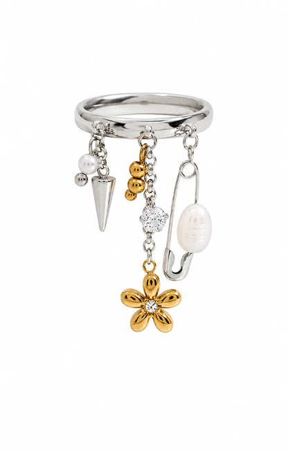 Silberner Ring aus Titanstahl mit verschiedenen baumelnden Charms wie einer Sicherheitsnadel, Perlen, einem Spike und einer 18K vergoldeten Blume