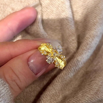 Vintage Ring, Goldring Verstellbar, Zirkonia Blüte, Strukturierter Ring, Statement Schmuck, Elegant, Damen Geschenk, Kristall Ring, Retro Stil, Breiter Ring