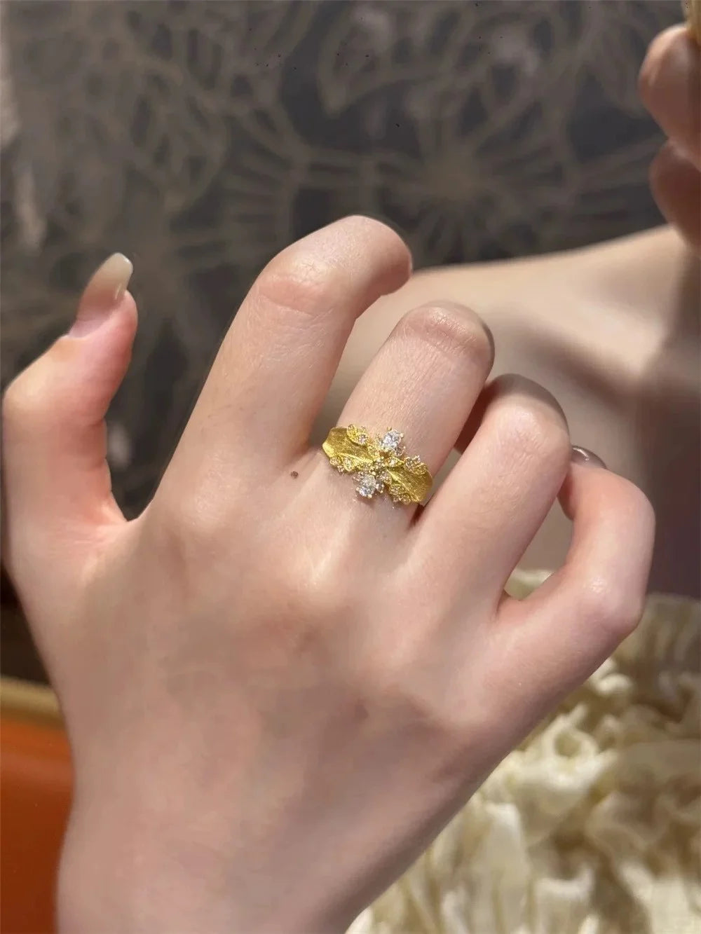 Vintage Ring, Goldring Verstellbar, Zirkonia Blüte, Strukturierter Ring, Statement Schmuck, Elegant, Damen Geschenk, Kristall Ring, Retro Stil, Breiter Ring