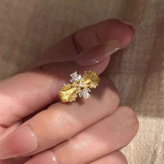 Vintage Ring, Goldring Verstellbar, Zirkonia Blüte, Strukturierter Ring, Statement Schmuck, Elegant, Damen Geschenk, Kristall Ring, Retro Stil, Breiter Ring