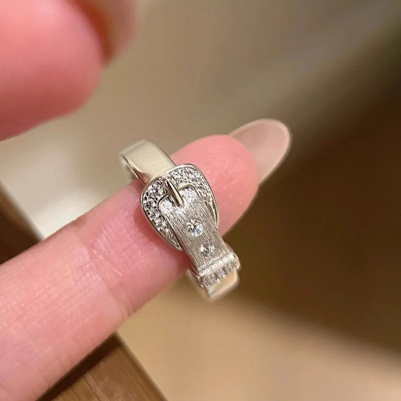 Silberner Gürtelring mit Zirkonia auf Finger
