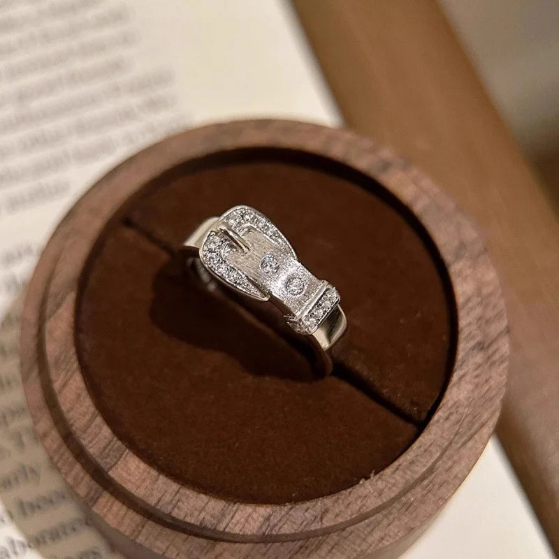Silberner Gürtelring mit Zirkonia auf Finger