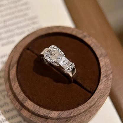 Silberner Gürtelring mit Zirkonia auf Finger