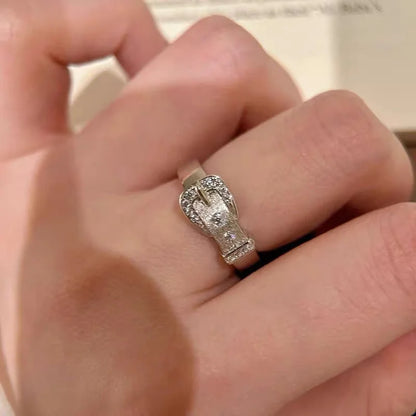 Silberner Gürtelring mit Zirkonia auf Finger