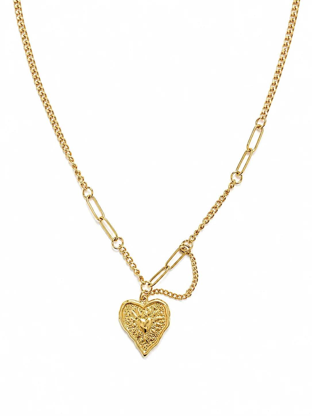 Goldene Halskette aus 18K vergoldetem Titanstahl im asymmetrischen Kettendesign mit einem gehämmerten Vintage-Herz-Anhänger