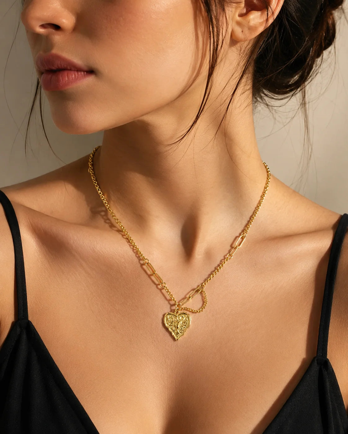 Goldene Halskette aus 18K vergoldetem Titanstahl im asymmetrischen Kettendesign mit einem gehämmerten Vintage-Herz-Anhänger