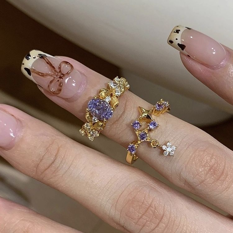 Goldener Blütenring im Vintage-Stil mit ovalem lilafarbenem Zirkonia und verstellbarer Öffnung