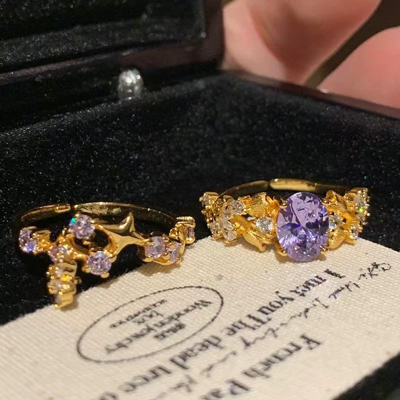 Goldener Blütenring im Vintage-Stil mit ovalem lilafarbenem Zirkonia und verstellbarer Öffnung