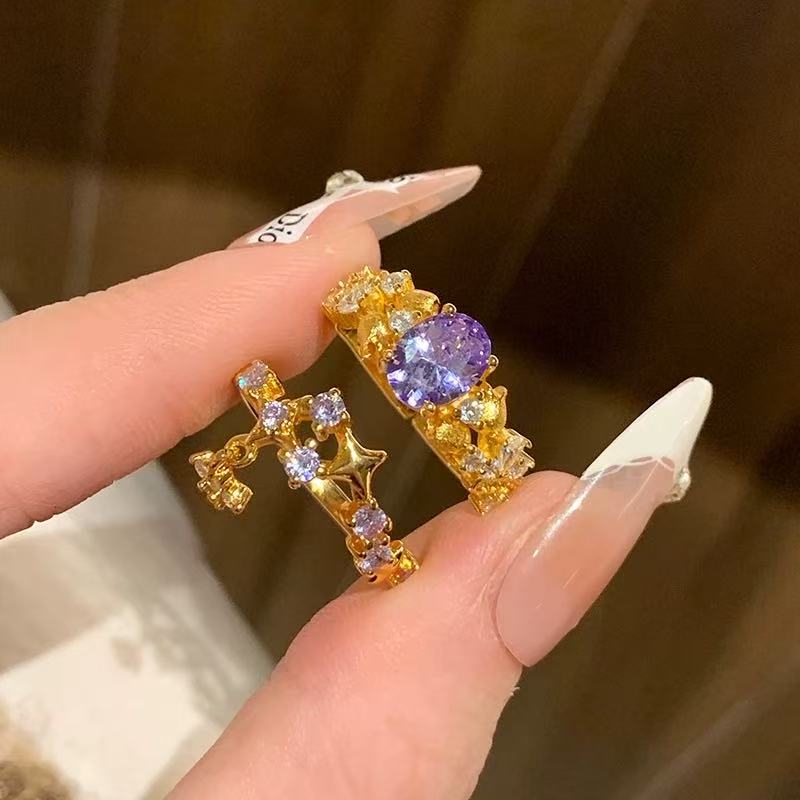 Goldener Blütenring im Vintage-Stil mit ovalem lilafarbenem Zirkonia und verstellbarer Öffnung