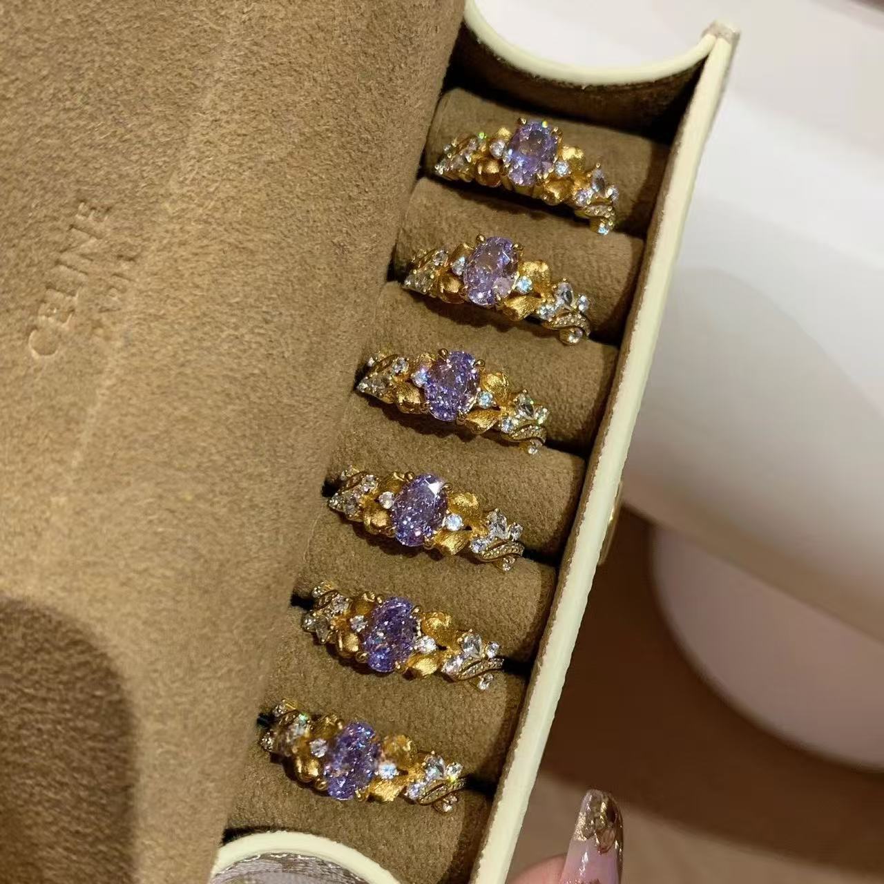 Goldener Blütenring im Vintage-Stil mit ovalem lilafarbenem Zirkonia und verstellbarer Öffnung