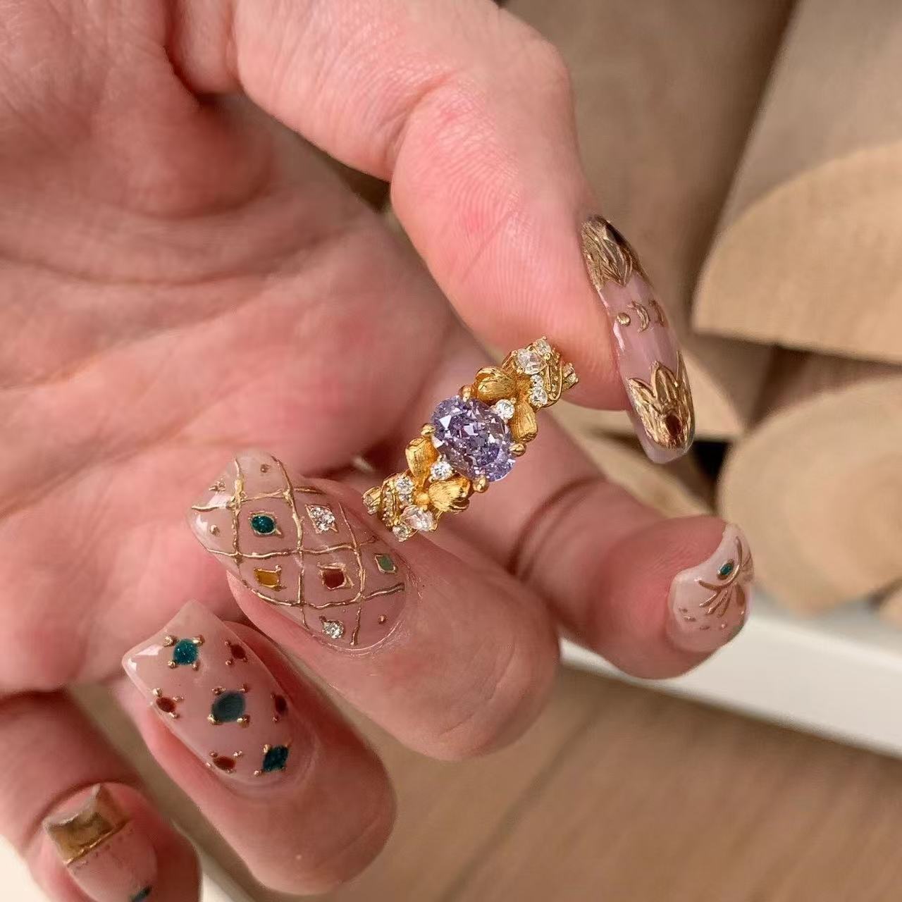 Goldener Blütenring im Vintage-Stil mit ovalem lilafarbenem Zirkonia und verstellbarer Öffnung