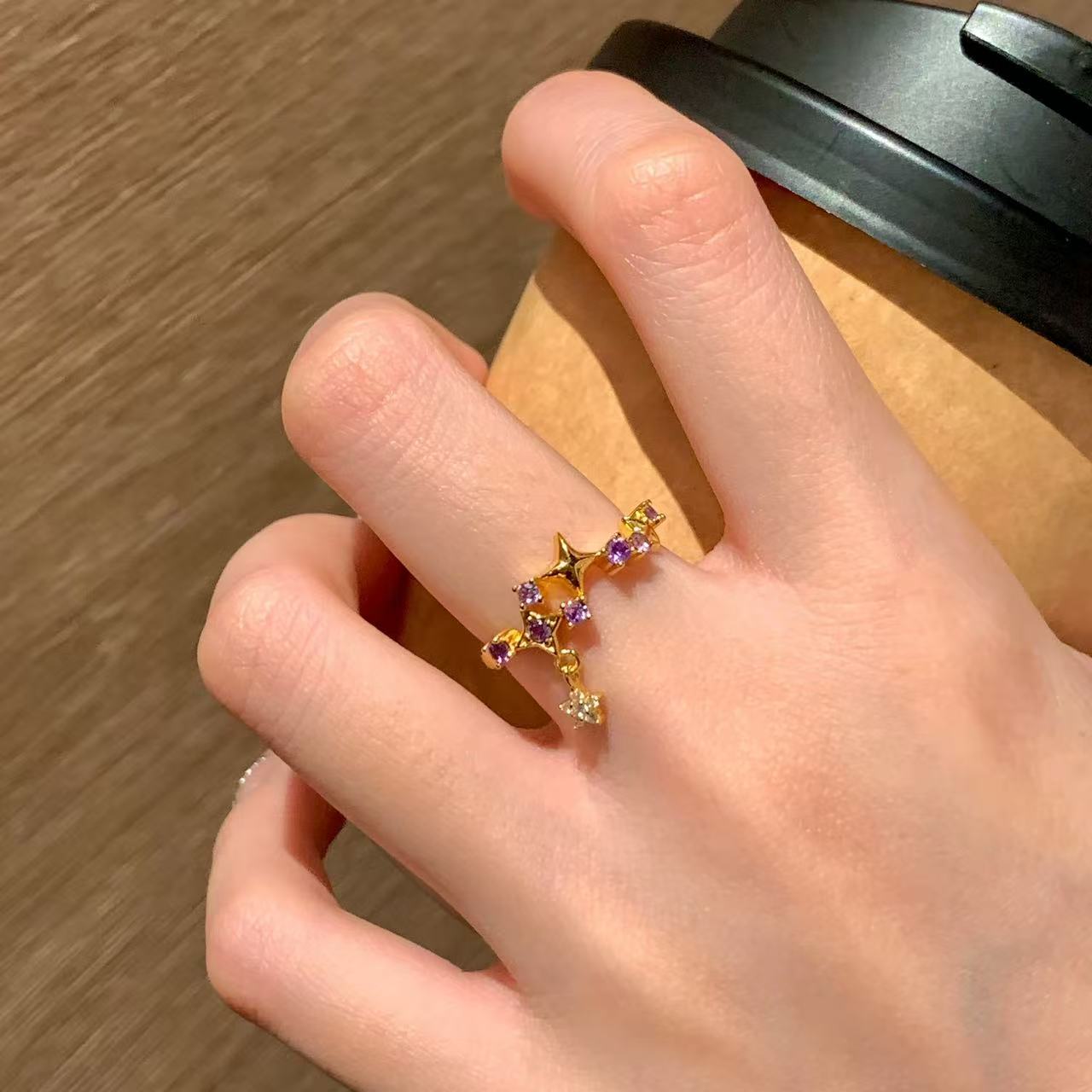 Goldener Blütenring im Vintage-Stil mit ovalem lilafarbenem Zirkonia und verstellbarer Öffnung