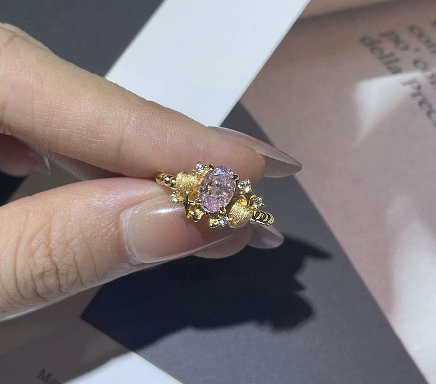 Goldener Vintage-Ring mit rosa Zirkonia im Prinzessinnen-Stil – verstellbar, mit Herz- und Strassdekor