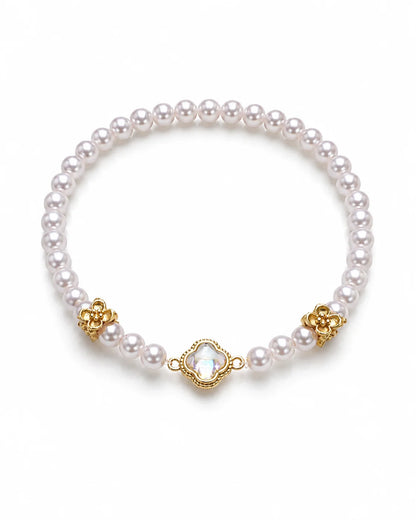 Elegantes Viona's Irisierendes Kleeblatt Armband aus rosig-weißen Kunstperlen mit goldenen Details und Glücksbringer-Anhänger