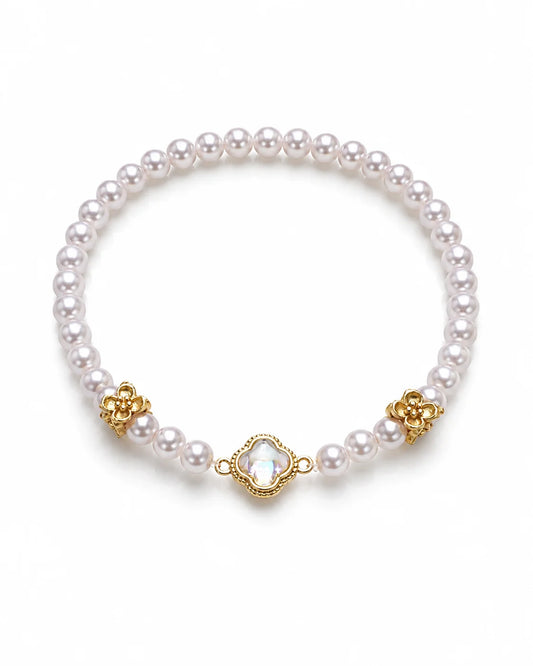 Elegantes Viona's Irisierendes Kleeblatt Armband aus rosig-weißen Kunstperlen mit goldenen Details und Glücksbringer-Anhänger