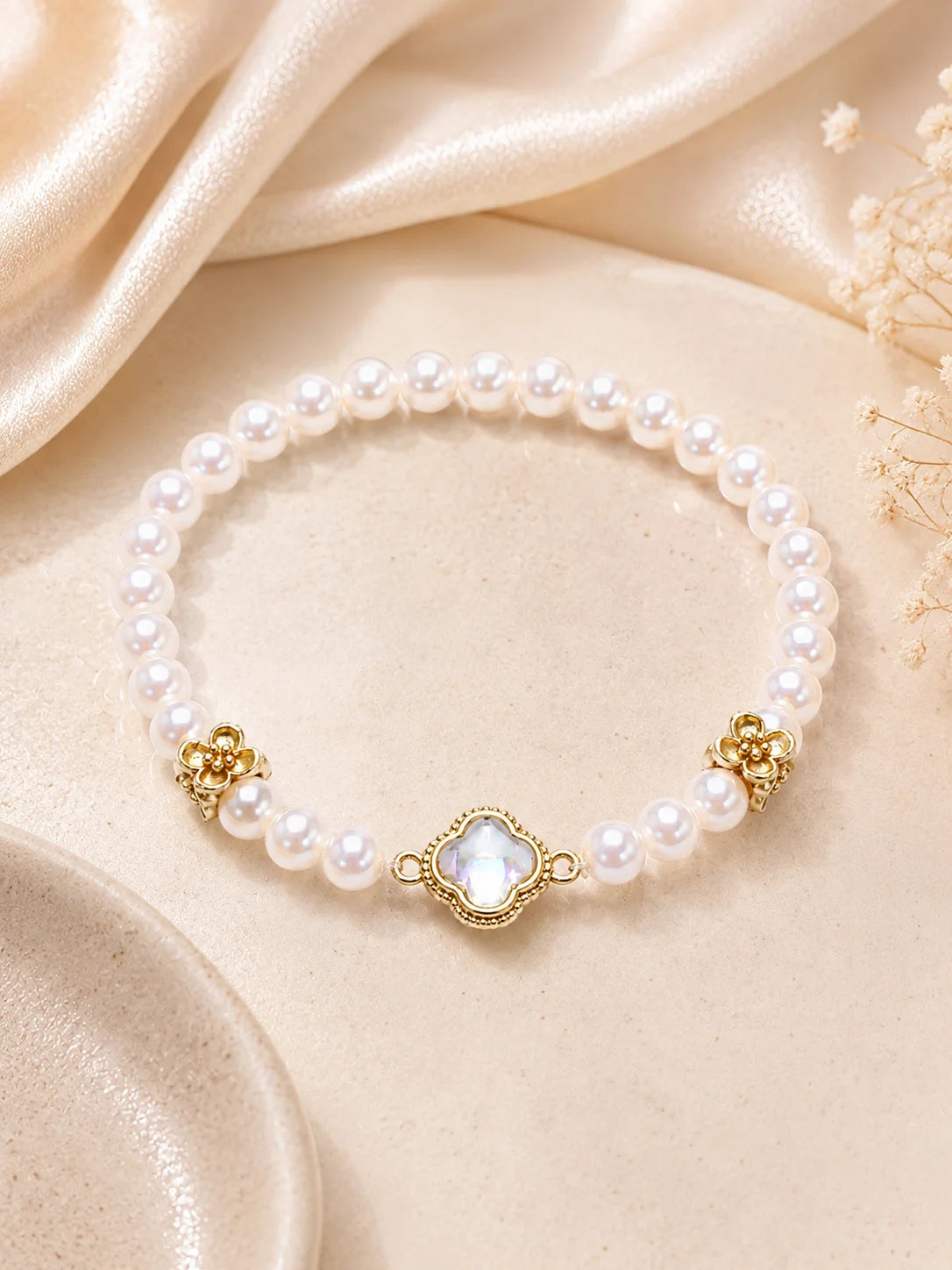 Elegantes Viona's Irisierendes Kleeblatt Armband aus rosig-weißen Kunstperlen mit goldenen Details und Glücksbringer-Anhänger