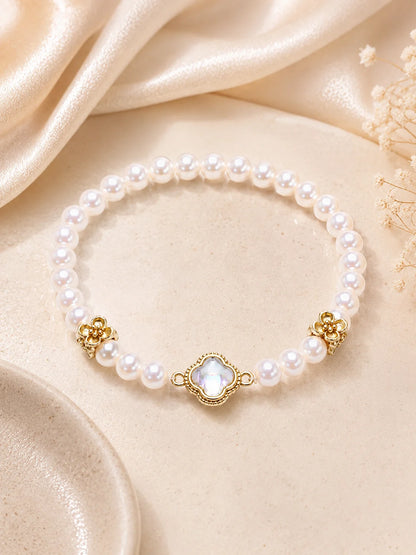 Elegantes Viona's Irisierendes Kleeblatt Armband aus rosig-weißen Kunstperlen mit goldenen Details und Glücksbringer-Anhänger