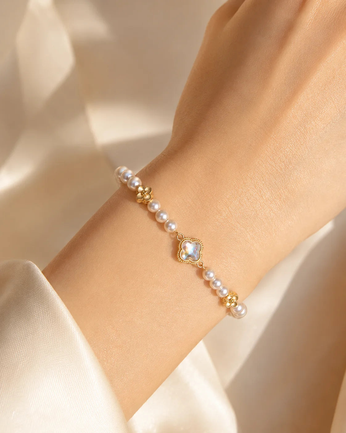 Elegantes Viona's Irisierendes Kleeblatt Armband aus rosig-weißen Kunstperlen mit goldenen Details und Glücksbringer-Anhänger