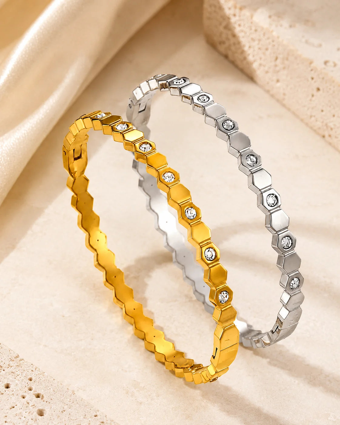 Eleganter Waben-Brillanz Armreif aus Titanstahl in Gold und Silber mit geometrischem Hexagon-Muster und funkelnden Zirkonia-Steinen
