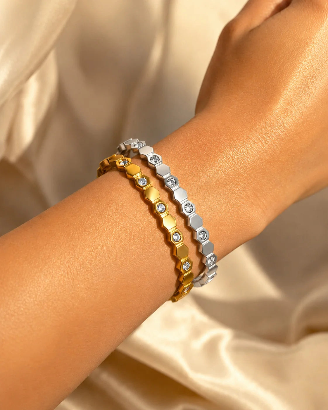 Eleganter Waben-Brillanz Armreif aus Titanstahl in Gold und Silber mit geometrischem Hexagon-Muster und funkelnden Zirkonia-Steinen