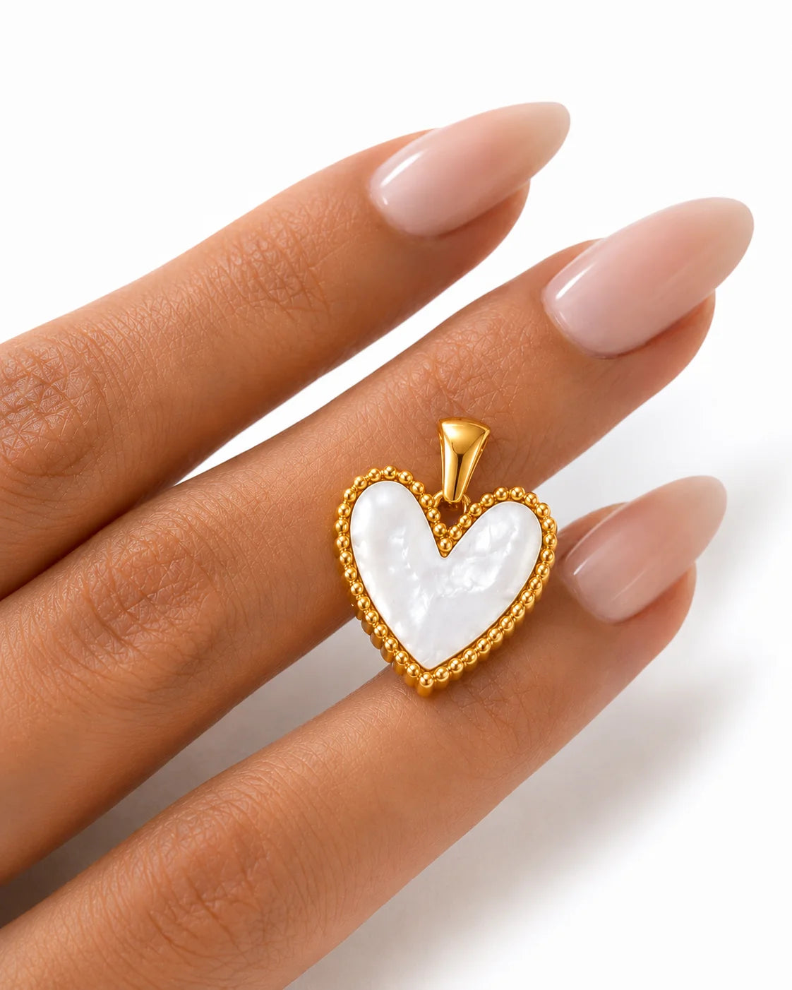 Goldener Herz-Anhänger aus 18K vergoldetem Titanstahl mit einem glänzenden weißen Inlay und umlaufender Kugelbordüre für personalisierbare Armbänder und Ketten
