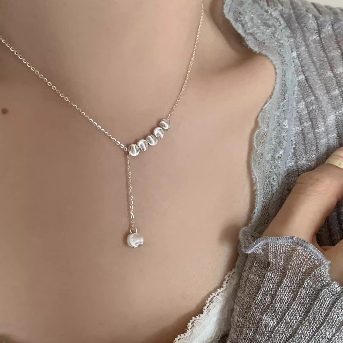 Elegante Y-Halskette mit gebürsteten Cat-Eye-Perlen aus 925er Silber – moderner asymmetrischer Designerschmuck für Damen