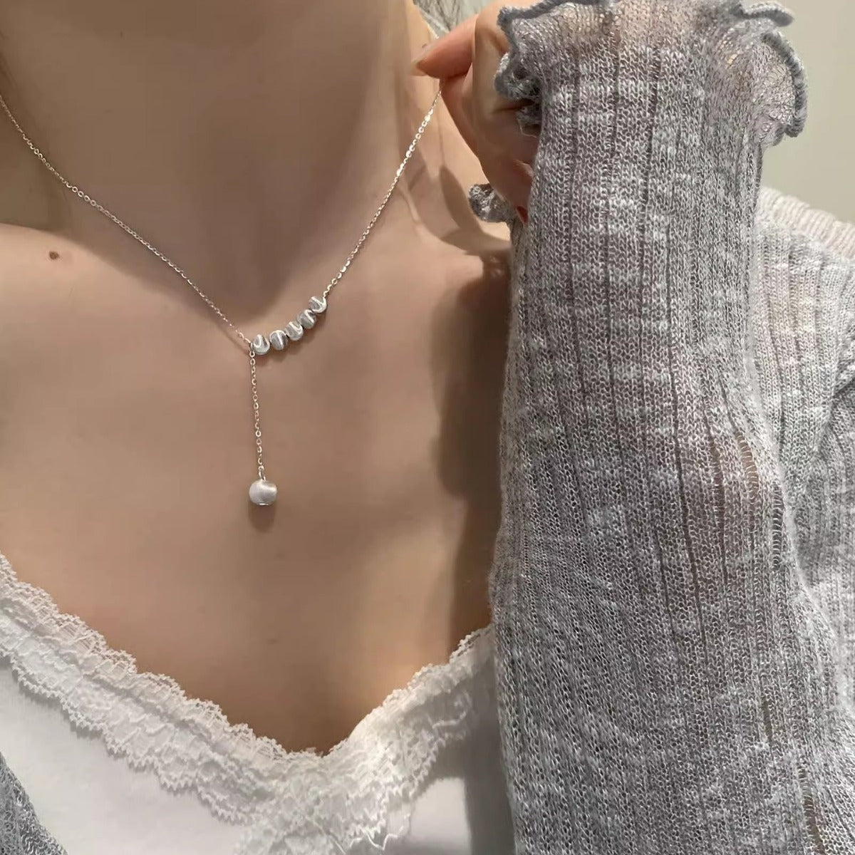 Elegante Y-Halskette mit gebürsteten Cat-Eye-Perlen aus 925er Silber – moderner asymmetrischer Designerschmuck für Damen