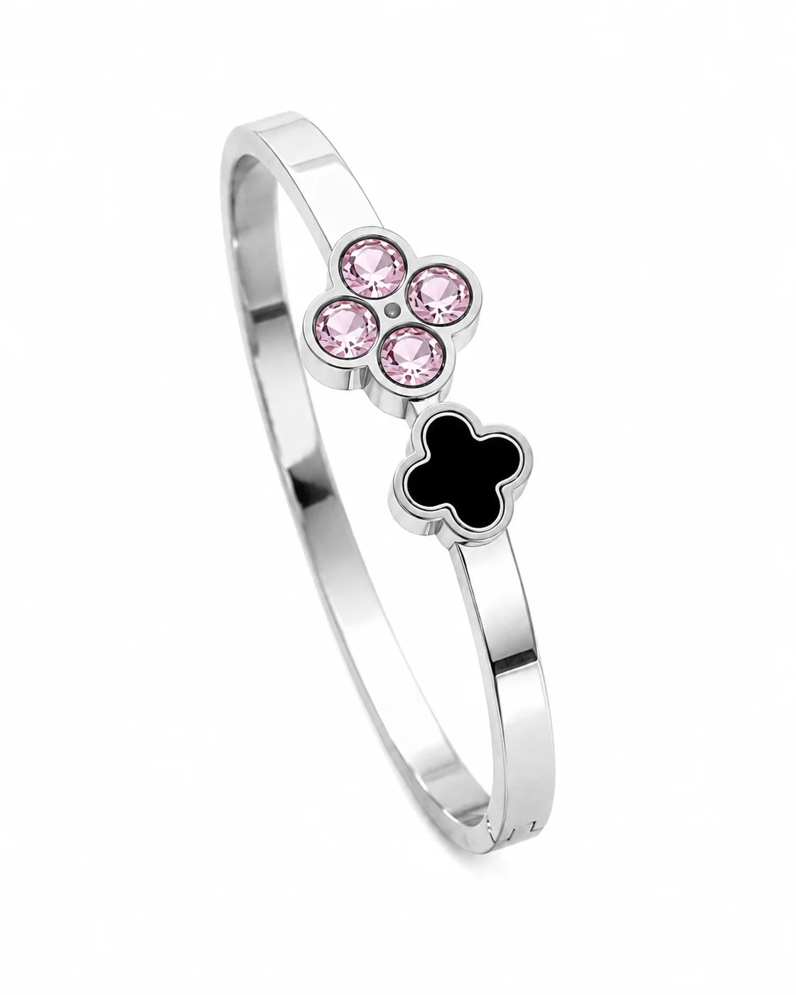 Silberfarbener Yuna's Funkelnder Glücksmoment Armreif aus Titanstahl mit einem rosa Zirkonia-Kleeblatt und einem schwarzen Emaille-Kleeblatt 