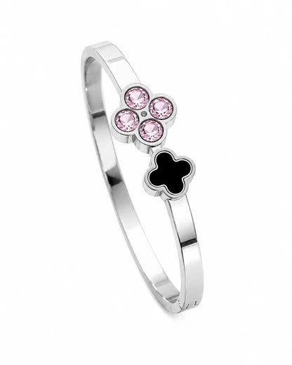 Silberfarbener Yuna's Funkelnder Glücksmoment Armreif aus Titanstahl mit einem rosa Zirkonia-Kleeblatt und einem schwarzen Emaille-Kleeblatt 