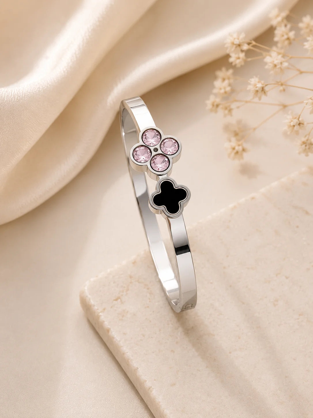 Silberfarbener Yuna's Funkelnder Glücksmoment Armreif aus Titanstahl mit einem rosa Zirkonia-Kleeblatt und einem schwarzen Emaille-Kleeblatt 